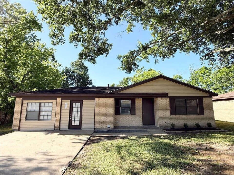 617 W Mimosa St in Angleton, TX - Building Photo