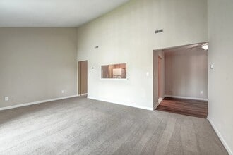 Village Green in West Seneca, NY - Foto de edificio - Building Photo