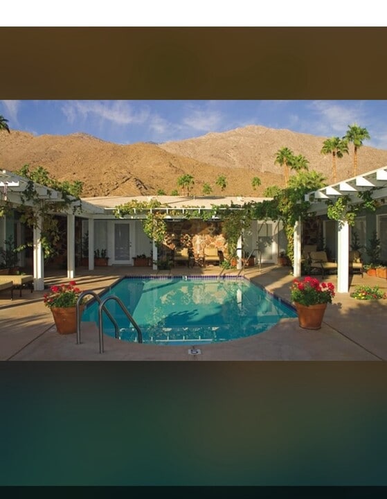 Soledad Apartments in Palm Springs, CA - Foto de edificio