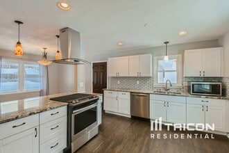 7709 Major Ave N in Minneapolis, MN - Foto de edificio - Building Photo