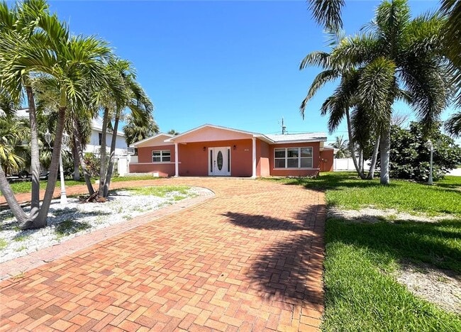 3807 Belle Vista Dr E in St Pete Beach, FL - Building Photo - Building Photo