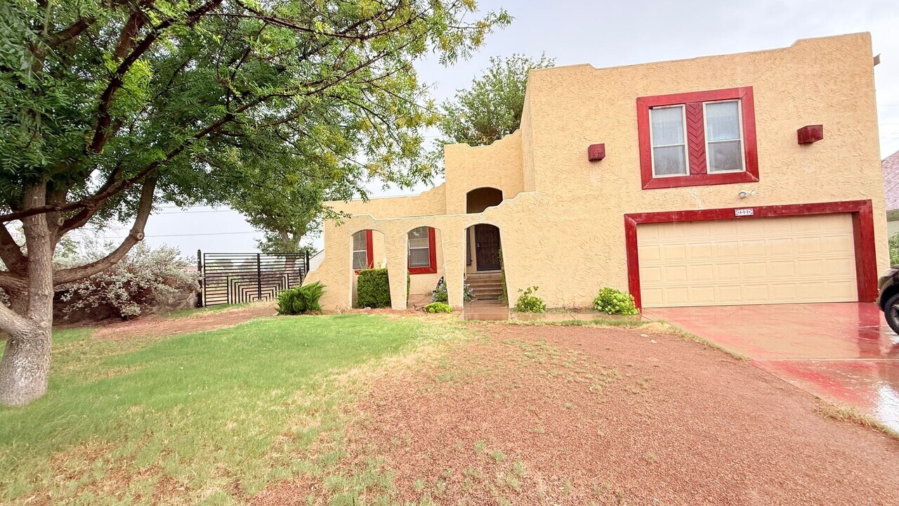 411 Bason Dr in Las Cruces, NM - Foto de edificio