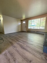 279 E 1st Ave in Sutherlin, OR - Building Photo - Building Photo