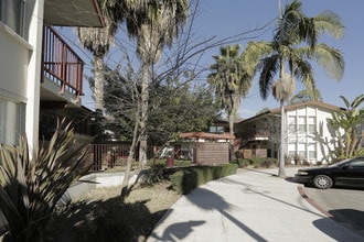 Linden Garden Apartments in Long Beach, CA - Foto de edificio - Building Photo