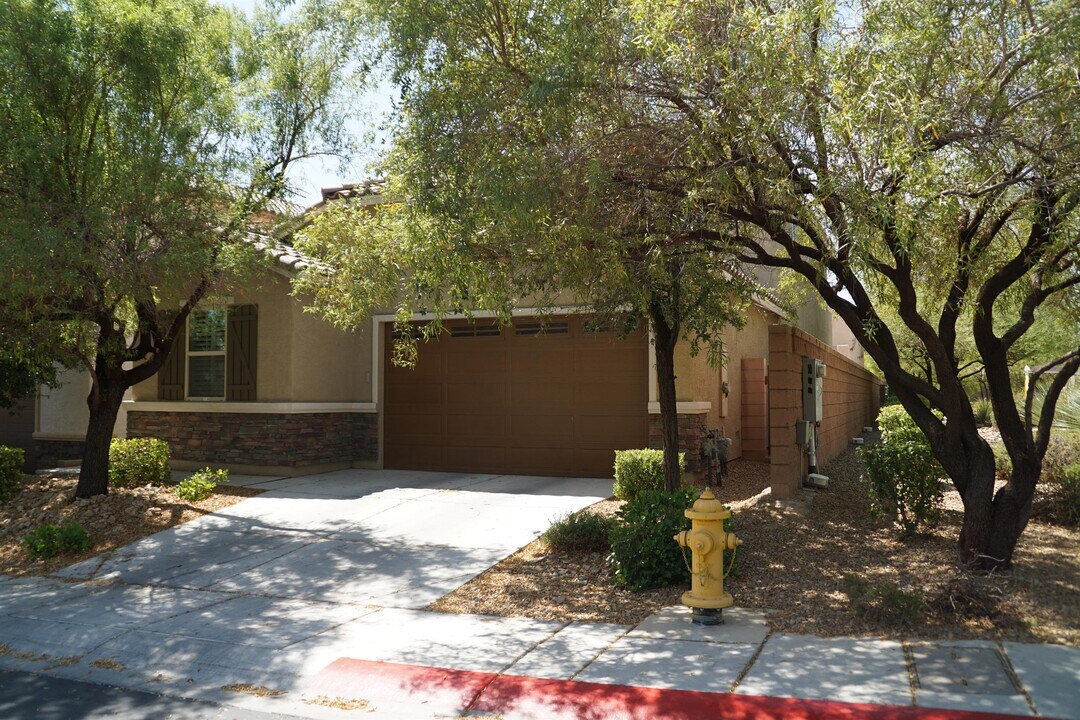 10137 Lady Apple Dr in Las Vegas, NV - Building Photo