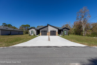 1613 Chamorro St SE in Palm Bay, FL - Foto de edificio - Building Photo