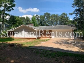 563 Rowland Rd in Stone Mountain, GA - Building Photo - Building Photo