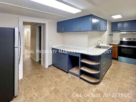 100 Main St in Winthrop, ME - Building Photo