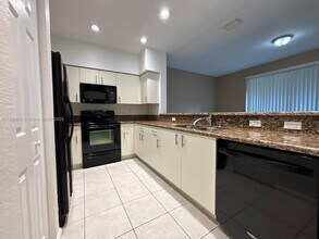 8354 SW 29th St in Miramar, FL - Foto de edificio - Building Photo