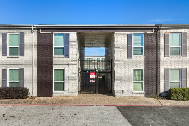 The Atrium At 5606 in Houston, TX - Building Photo - Building Photo