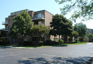 Willow Creek Condominiums in Palatine, IL - Building Photo - Building Photo