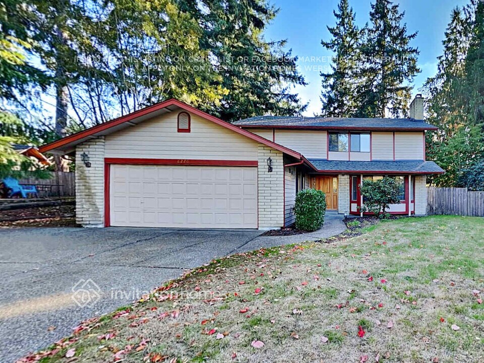 8220 64th St Ct W in University Place, WA - Foto de edificio