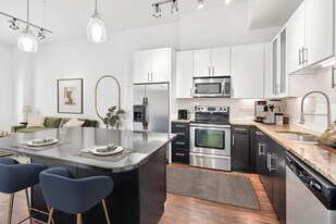 2566 Richmond Ave. in Houston, TX - Building Photo