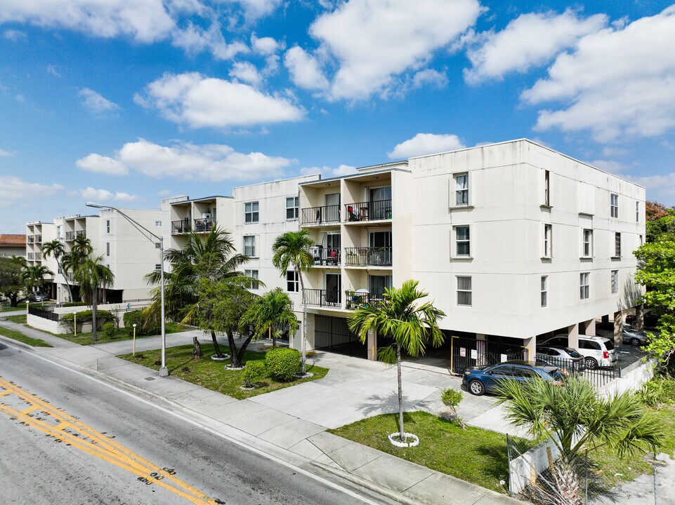 555 NE 123rd St in North Miami, FL - Building Photo