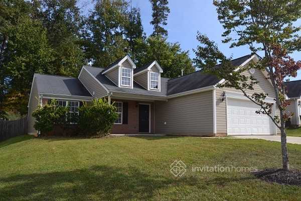 6208 Creekbrooke Ct in Browns Summit, NC - Foto de edificio