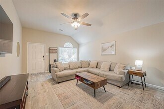 2335 Village Leaf Dr in Spring, TX - Foto de edificio - Building Photo