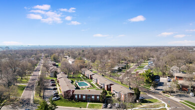 Royal Court Apartments in Overland Park, KS - Foto de edificio - Building Photo