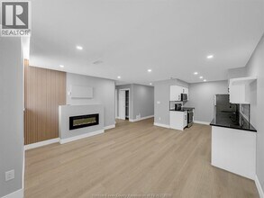 3177 Riverside Dr E in Windsor, ON - Foto de edificio - Building Photo