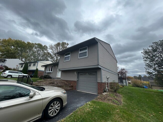 2192 Morning Wind Cir in Bridgeville, PA - Building Photo - Building Photo