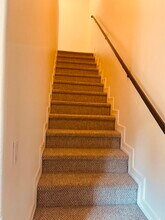 2410 N Naomi St, Unit 101 in Burbank, CA - Foto de edificio - Building Photo