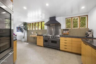 3551 Dixie Canyon Pl in Los Angeles, CA - Building Photo