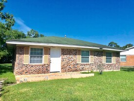 128 Cherry Ct in Gulfport, MS - Building Photo