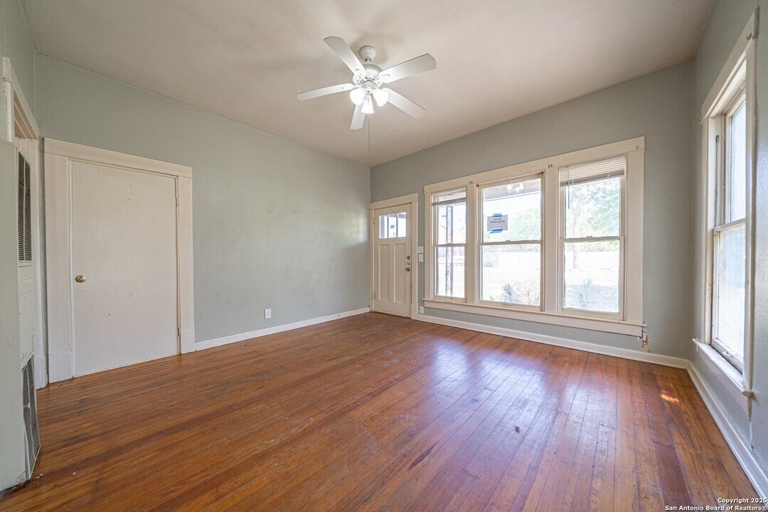 204 Mt Vernon Ct in San Antonio, TX - Building Photo