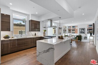 250 N Crescent Dr in Beverly Hills, CA - Building Photo - Building Photo