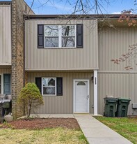 323 Astor Ct in Downingtown, PA - Building Photo