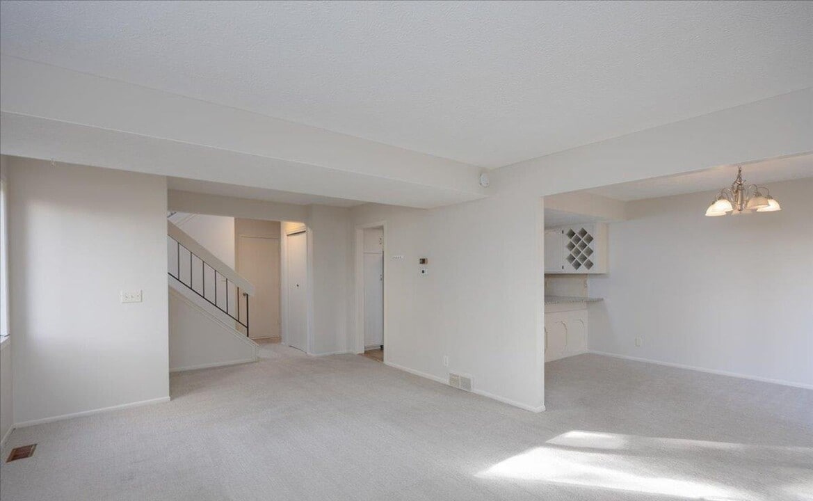 15945 Gold Cir in Omaha, NE - Building Photo