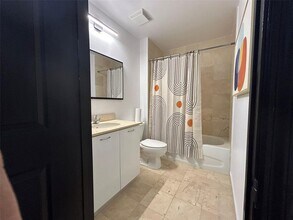2142 Van Buren St in Hollywood, FL - Foto de edificio - Building Photo