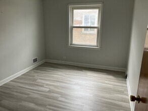 2636 W Balmoral Ave, Unit 2W in Chicago, IL - Building Photo - Building Photo