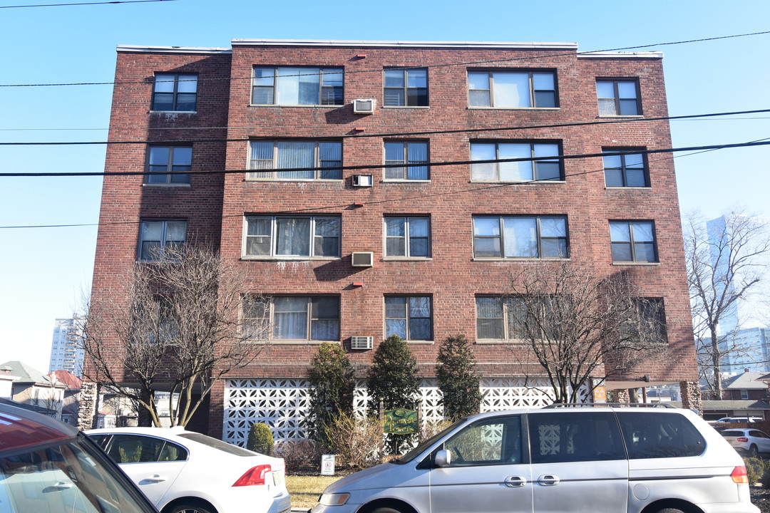 275 Hoym St, Unit 3F in Fort Lee, NJ - Building Photo