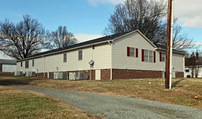 1110 Holly St in Burlington, NC - Foto de edificio - Building Photo