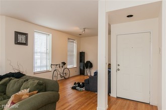 1301 N Hoyne Ave-Unit -Unit 2 in Chicago, IL - Building Photo - Building Photo
