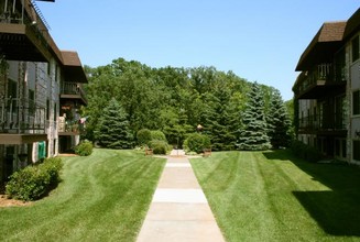 Creekwood Estates in Hopkins, MN - Foto de edificio - Building Photo