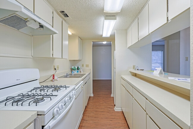Forest Creek Apartments in Austin, TX - Foto de edificio - Interior Photo