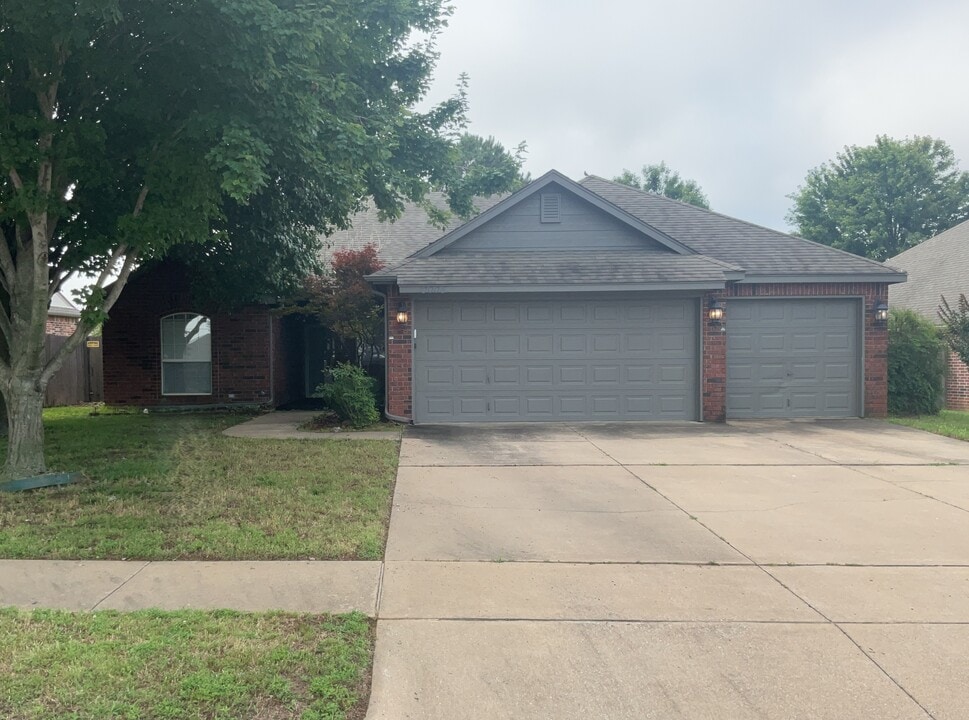 10006 E 98th St N in Owasso, OK - Building Photo