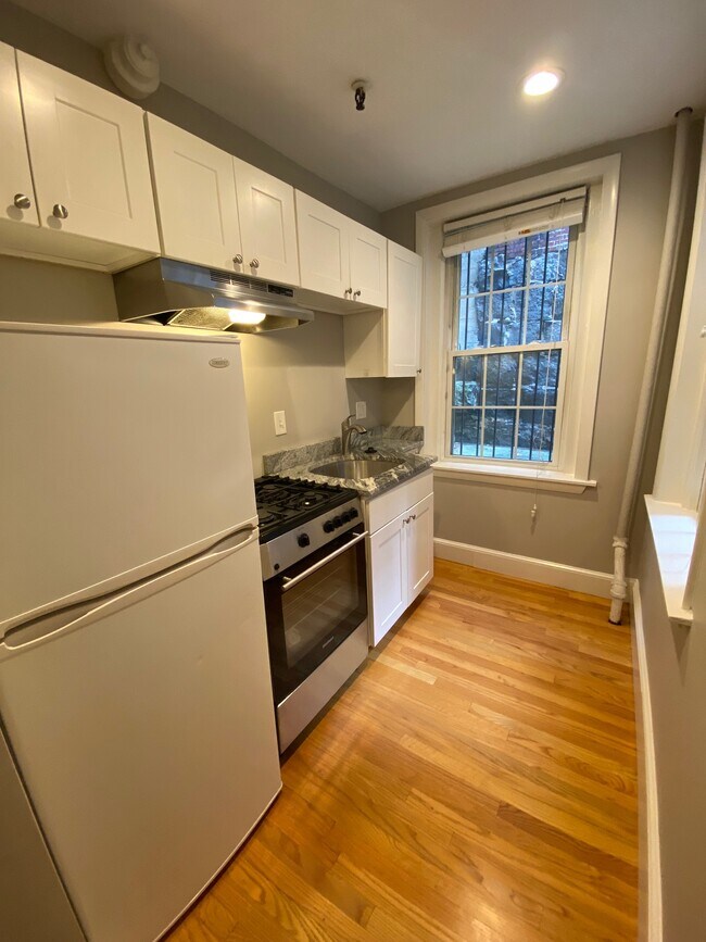 29 Myrtle St, Unit C1 in Boston, MA - Building Photo - Building Photo