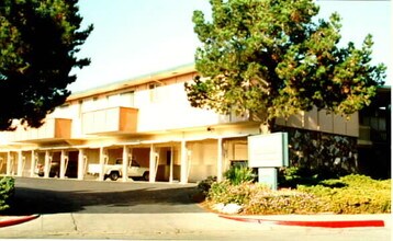 Lago Apartments in San Mateo, CA - Foto de edificio - Building Photo