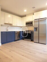 16 Adamson St, Unit 1 in Boston, MA - Foto de edificio - Building Photo