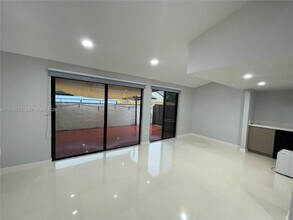 7021 SW 105th Ct in Miami, FL - Foto de edificio - Building Photo