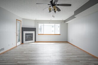 4155 Mallard Ct, Unit 7 in Bettendorf, IA - Building Photo - Building Photo