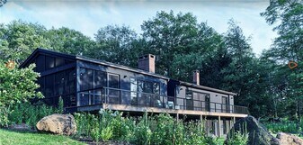 8 Chester Rd in Warren, CT - Building Photo