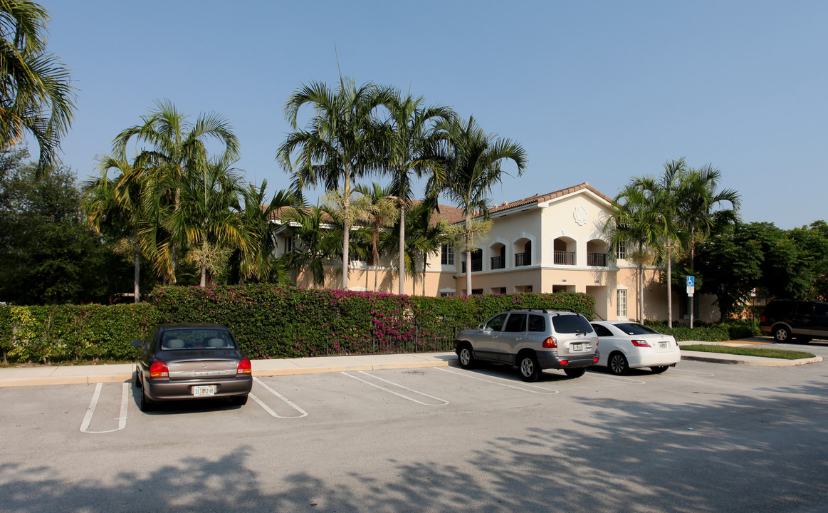 Village Green in Coral Springs, FL - Building Photo