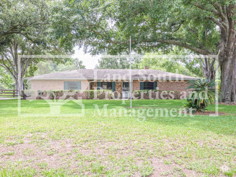 2190 Belaire Dr in Winter Haven, FL - Building Photo