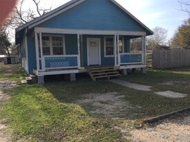 310 Foerster St in El Campo, TX - Building Photo