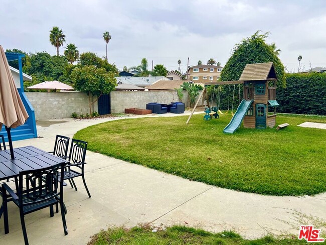 328 E Plymouth St in Inglewood, CA - Building Photo - Building Photo