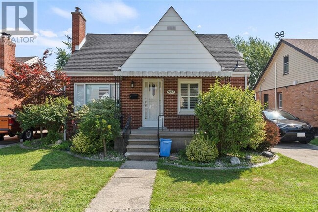 property at 852 Buckingham Rd