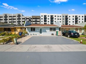 4256 SW 69th Ave in Miami, FL - Building Photo - Building Photo